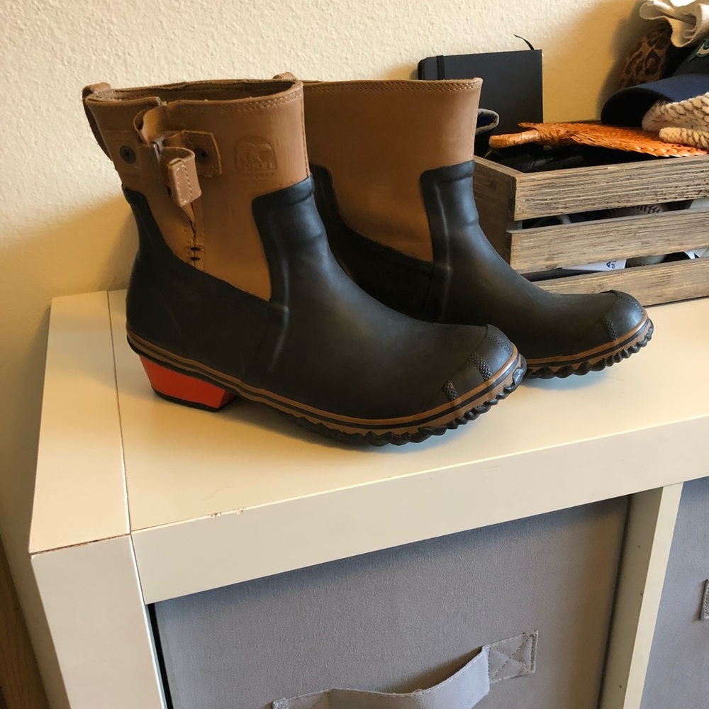 Sorel glow rain boots